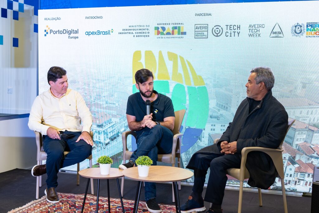 Representantes do Porto Digital, Secti-PE e Fenainfo conversando sobre a tecnologia e o mercado brasileiro