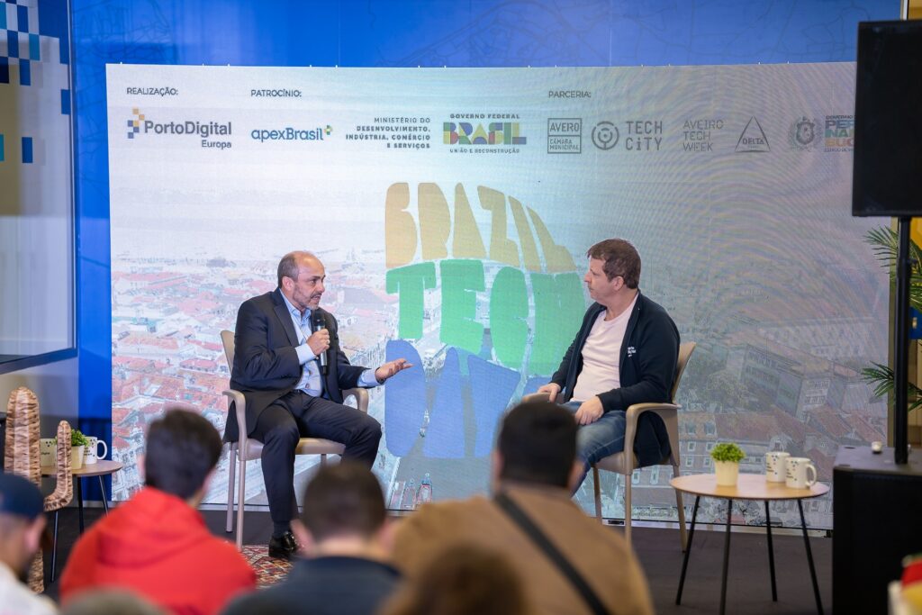 Paulo Matheus e Pierre Lucena conversando sobre a parceria da ApexBrasil e Porto Digital na criação de valor para as empresas